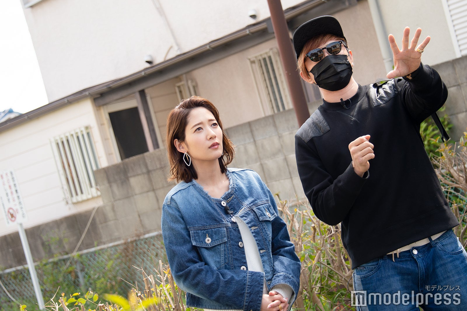 当時の自宅を眺めながら… （C）モデルプレス