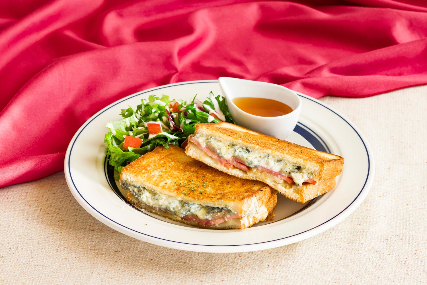 クワトロフォルマッジのホットサンド税込1,500円／画像提供：Eggs’n Things Japan