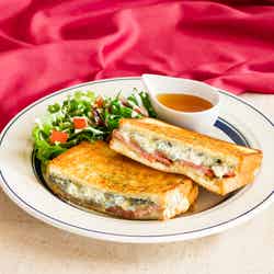 クワトロフォルマッジのホットサンド税込1,500円/画像提供:Eggs’n Things Japan