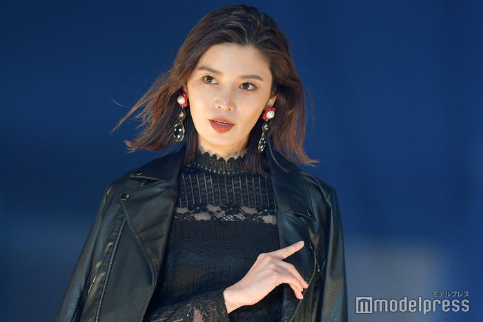 テラハ島袋聖南 石倉ノアカップル 水着姿でハグ ラブラブ2ショット モデルプレス テラハ島袋聖南 石倉ノアカップル 水着姿でハグ ラブラブ2ショット モデルプレス