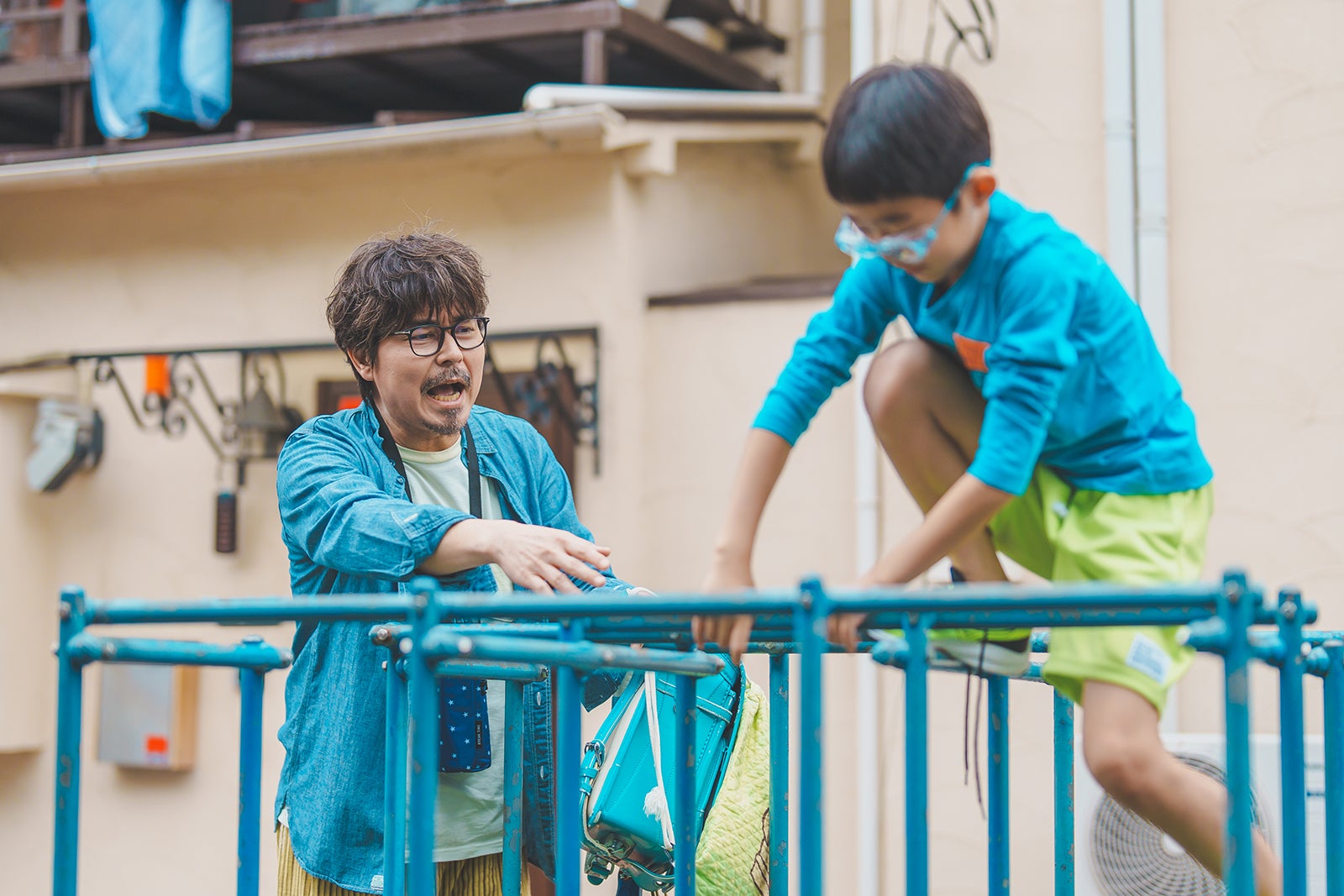 小澤征悦、嶋田鉄太「こんばんは、朝山家です。」第1話（C）ABCテレビ