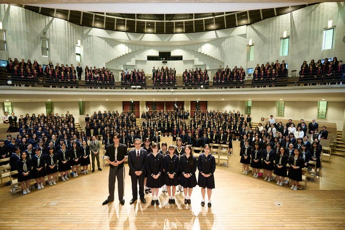 目黒蓮、女子聖学院中学校高等学校の生徒ほか(提供写真)