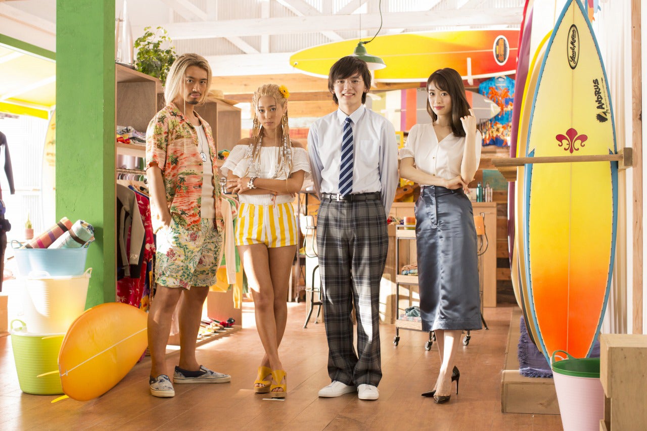 （左から）斎藤工、福原遥、濱田龍臣、泉里香／「はじめての夏バイト」篇メイキングカットより（提供写真）