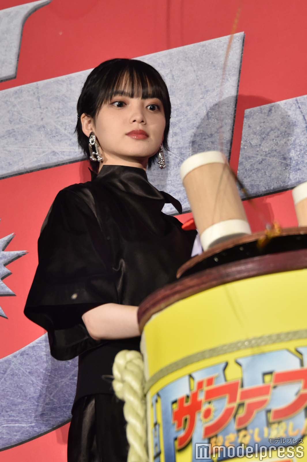 樽から金銀色テープが飛び出し驚く平手友梨奈（C）モデルプレス