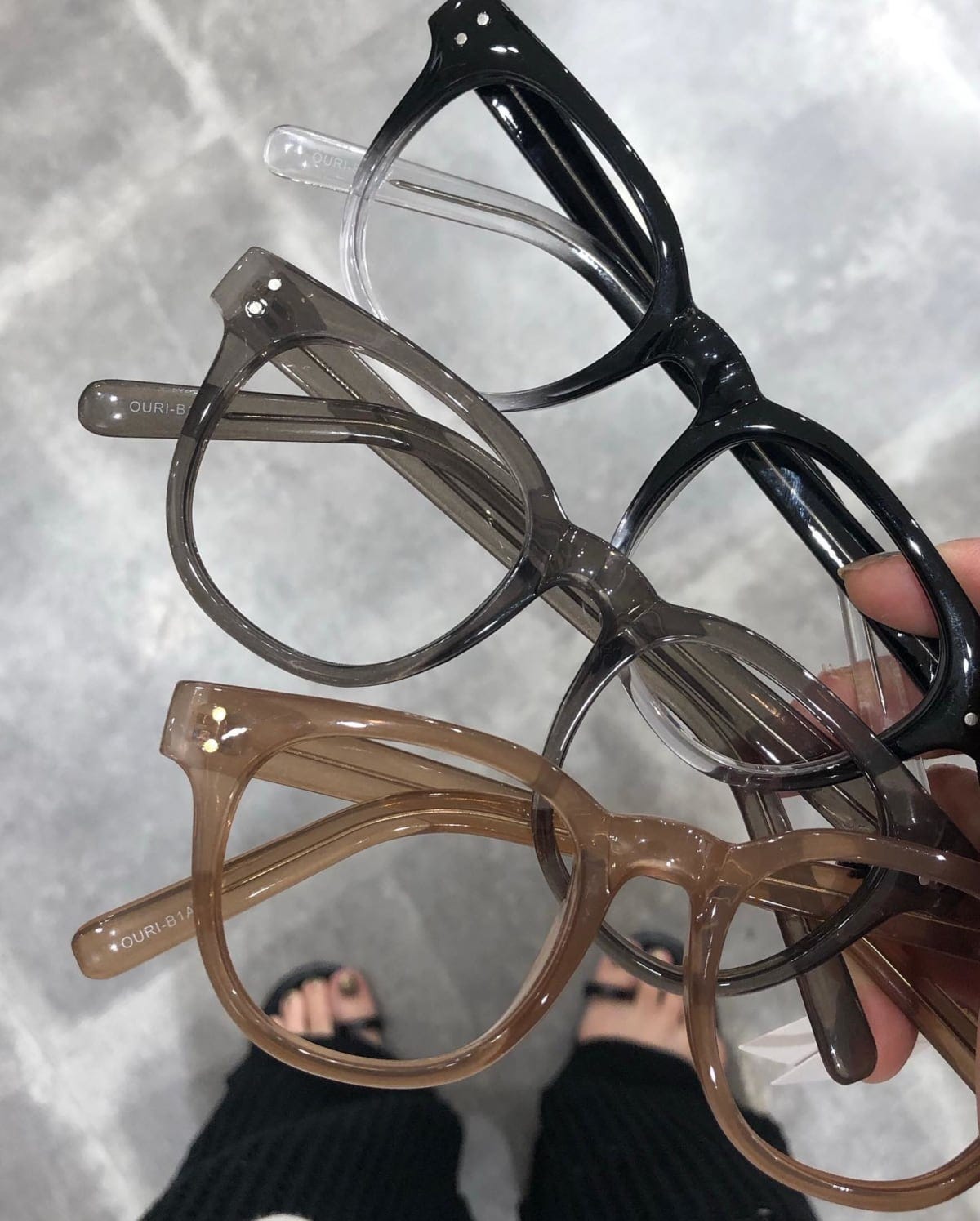 ラティスのレンズなしだてメガネを３つ手に持っている写真