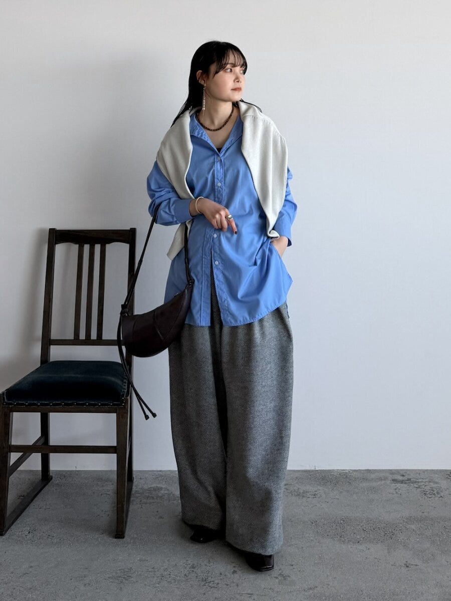 2026春大人女性おすすめブルーシャツニット肩掛けコーデ