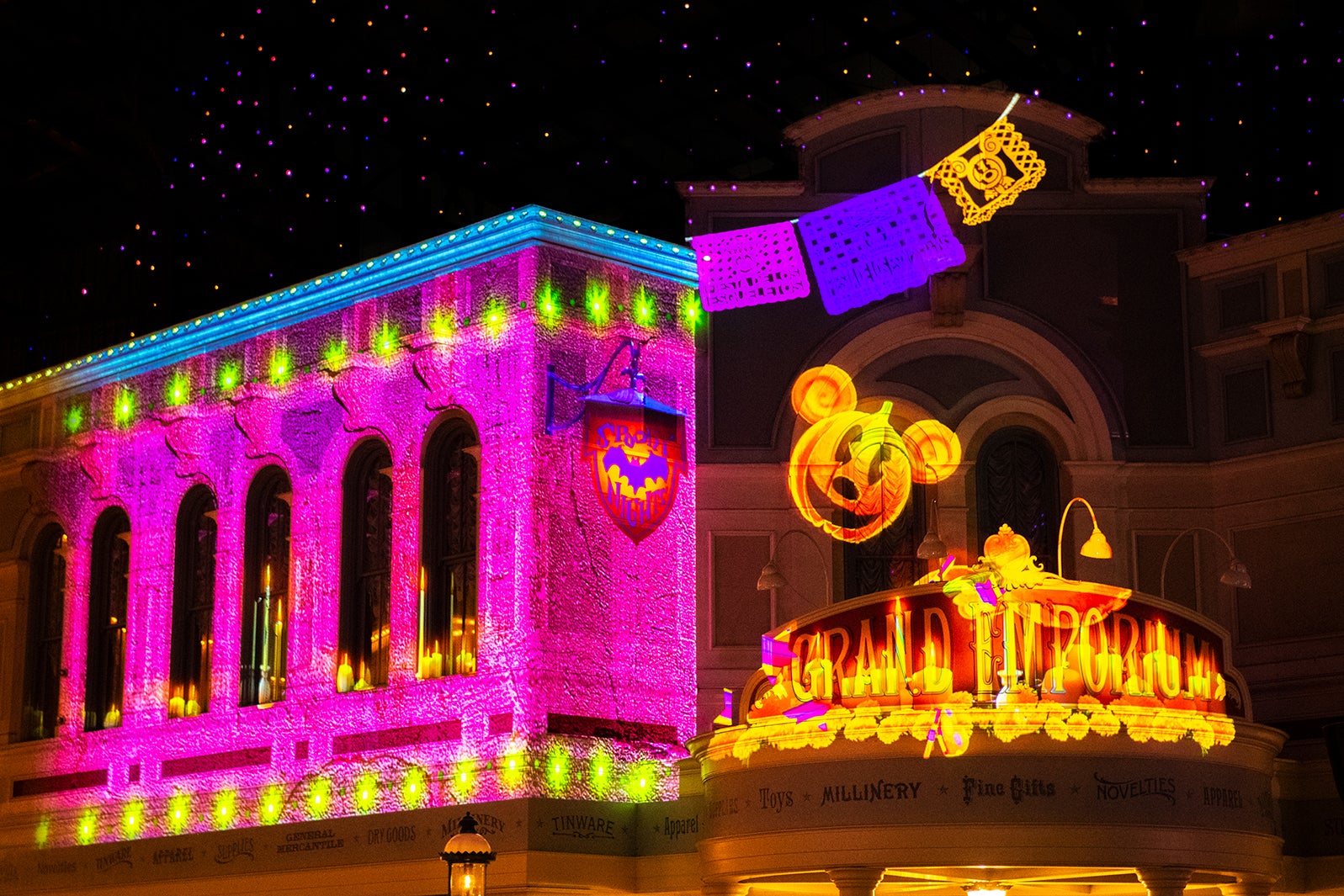 ワールドバザール内でも特別演出（C）Disney