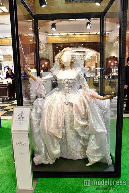 実写版 シンデレラ カボチャの馬車 本物の ガラスの靴 や舞踏会のドレス 豪華絢爛な世界が現実に モデルプレス