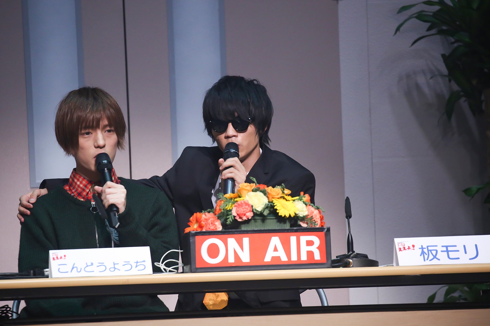 ゲストのこんどうようぢ（左）とトークを展開する板モリさん／Photo by Kenichi Sasamori