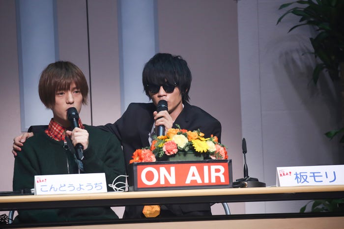 ゲストのこんどうようぢ(左)とトークを展開した板モリさん/Photo by Kenichi Sasamori