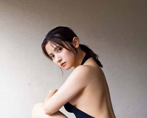 桃月なしこ、水着姿で美ボディ大胆開放「ヤンマガ」表紙に登場