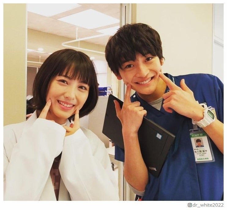 「ドクターホワイト」浜辺美波＆高橋文哉、“同学年”2ショットに反響「最高」「天使」