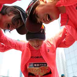 円陣を組む3人（C）東京マラソン財団
