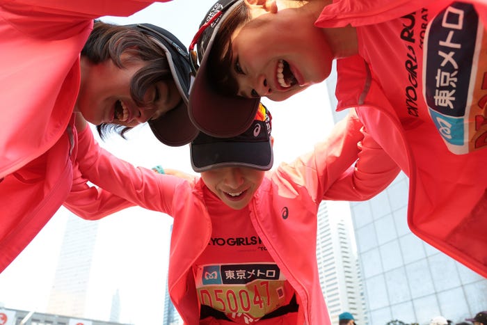 円陣を組む3人(C)東京マラソン財団