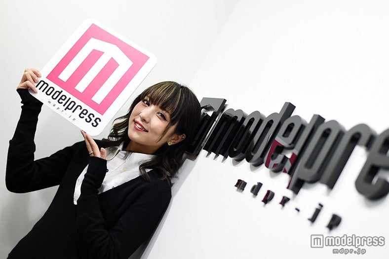 モデルプレスに来社した石川恋