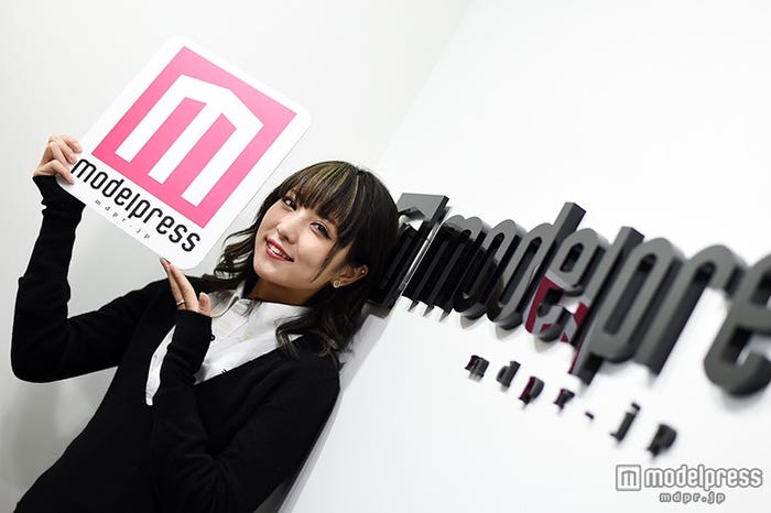 モデルプレスに来社した石川恋