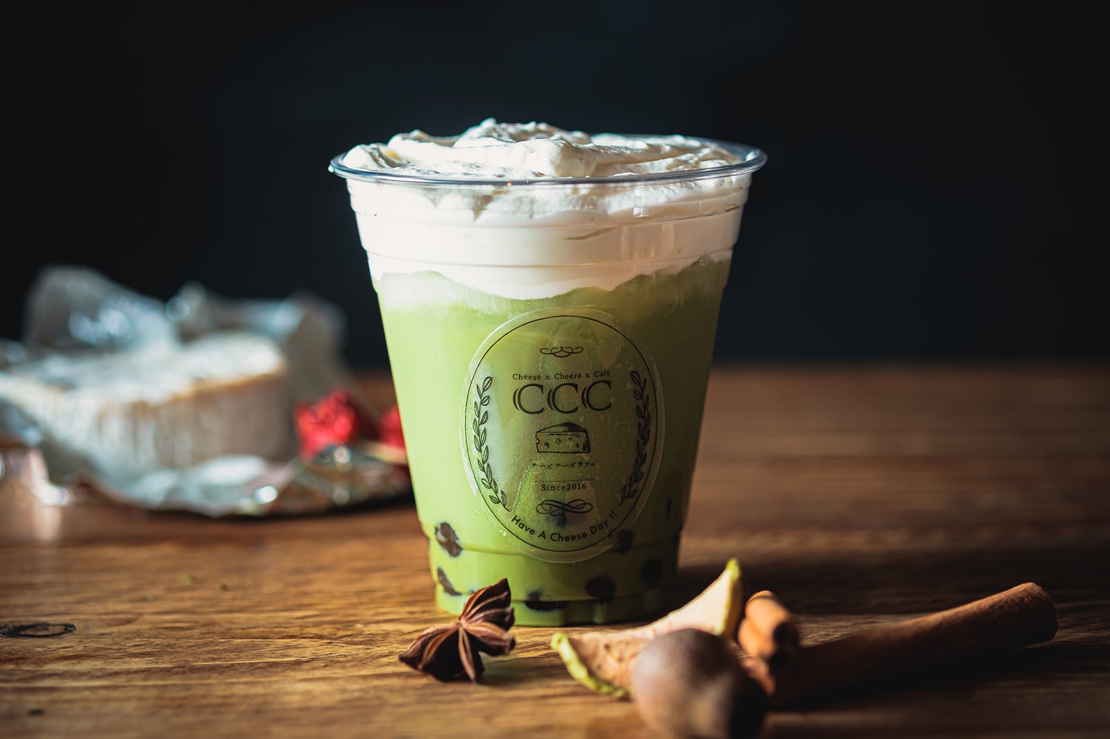 ふわとろチーズのタピオカ黒蜜抹茶ラテ／画像提供：株式会社Globridge