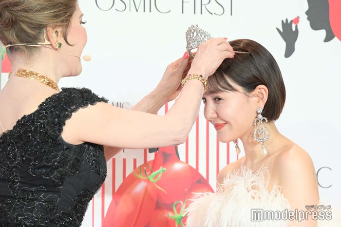 デヴィ夫人にティアラを付けてもらうトリンドル玲奈(C)モデルプレス