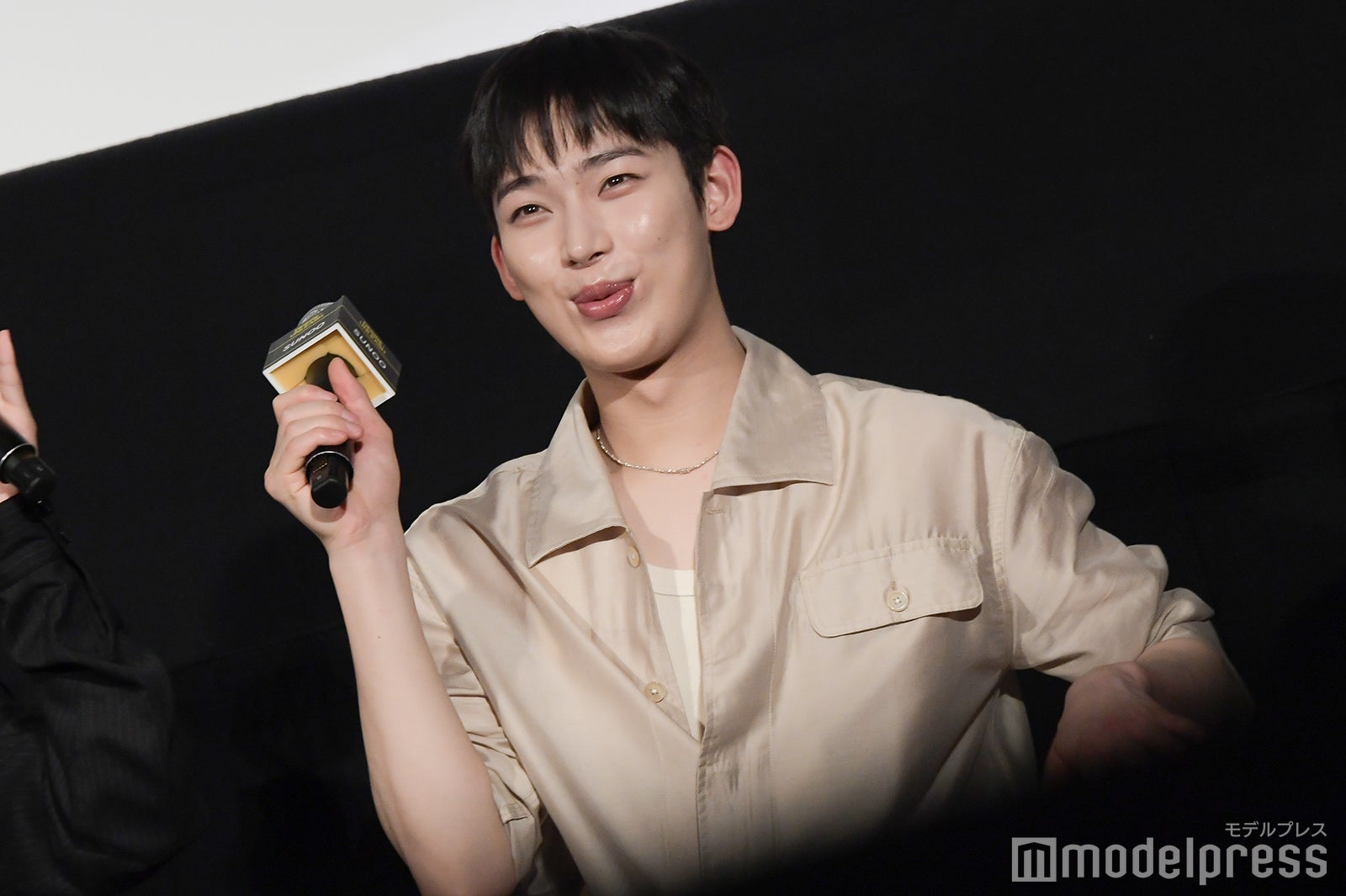 クイズに真剣回答したらすでにスクリーンに回答が映し出されていたことに気づいたSUNOO（ソヌ）（C）モデルプレス