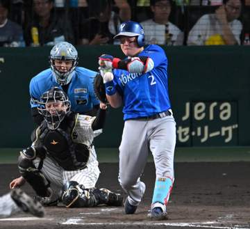 DeNA 牧が死球で激怒 珍しく防具を投げつける 右手付近へ145キロ直撃で甲子園が騒然 いったんは出場も六回の守備から緊急交代
