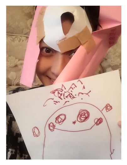 子どもたちからのプレゼントを手に笑顔のショット（退院時のもの）／小林麻央オフィシャルブログ（Ameba）より