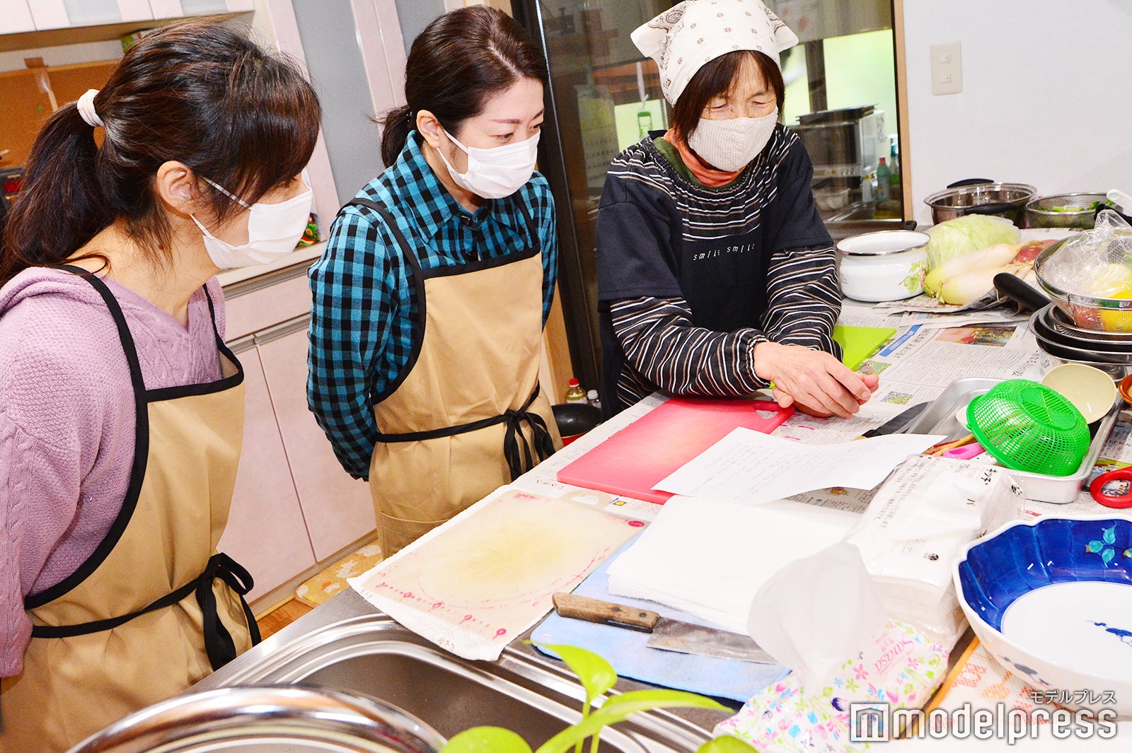 お母さんに側でサポートしてもらいつつ、滋味深い家庭の味を手作り（C）モデルプレス