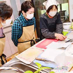 お母さんに側でサポートしてもらいつつ、滋味深い家庭の味を手作り(C)モデルプレス