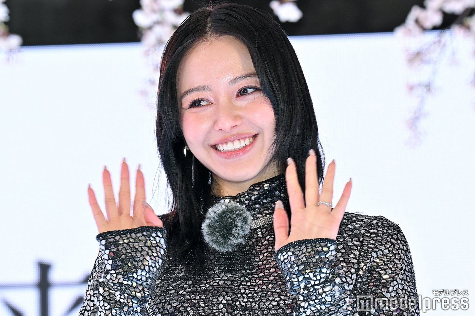 山本舞香、美背中ざっくりドレスで渋谷登場 夫・マイファスHiroとの“お花見予定”は？