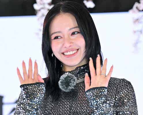 山本舞香、美背中ざっくりドレスで渋谷登場 夫・マイファスHiroとの“お花見予定”は?