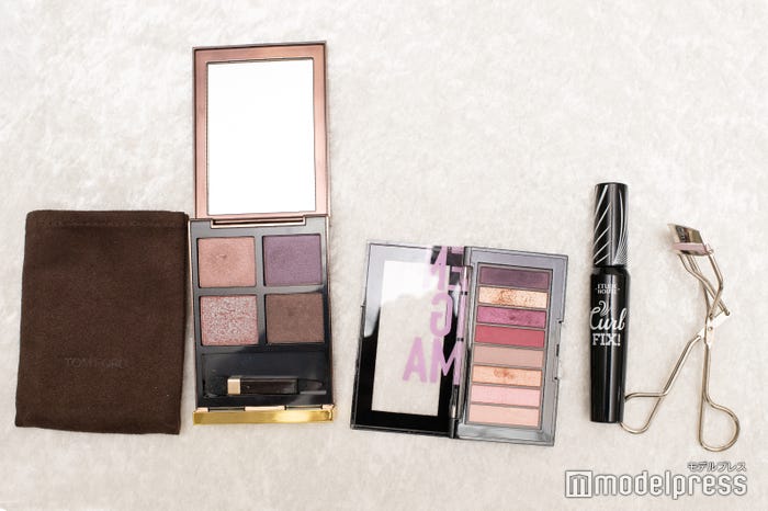 アイメイク(左から)TOM FORD/アイカラークォード 25 プリティベイビー、REVLON/カラーステイ ルックス ブック パレット 920エニグマ(眉毛用)、ETUDE HOUSE/ラッシュバーム カールフィックスマスカラ ブラック (C)モデルプレス