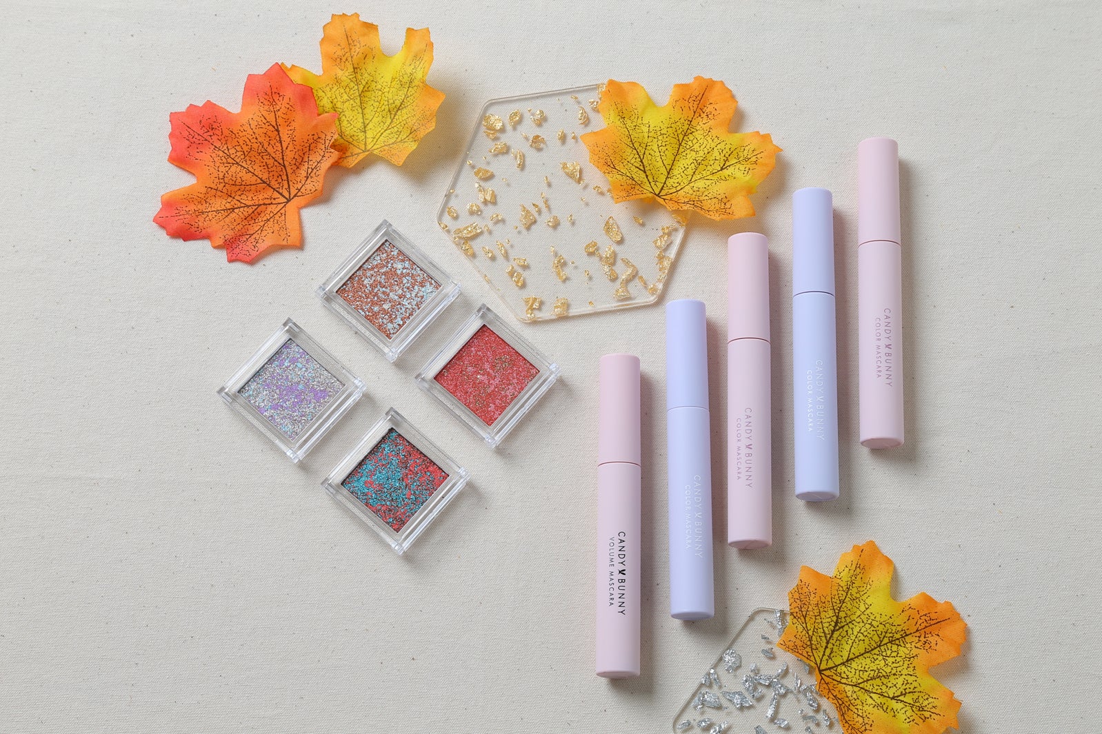 （左から）クリスタルアイズ・計4色、カラーマスカラ・計5色　全て390円（税込429円）