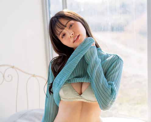 吉田伶香、初水着グラビア こぼれそうな胸元・大胆な露出にも挑戦