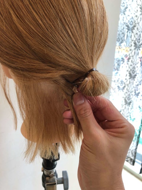 ショートボブでもお団子できます ねじってとめれば崩れない 超カンタンお団子ヘアアレンジ モデルプレス