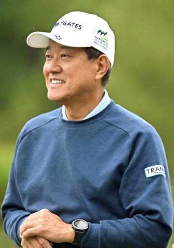 巨人・原辰徳元監督より背が高っ！元バレー女子日本代表がプロ野球大物OBとラウンド「震えておりました」も集合ショットで輝く存在感「美しさレジェンド」
