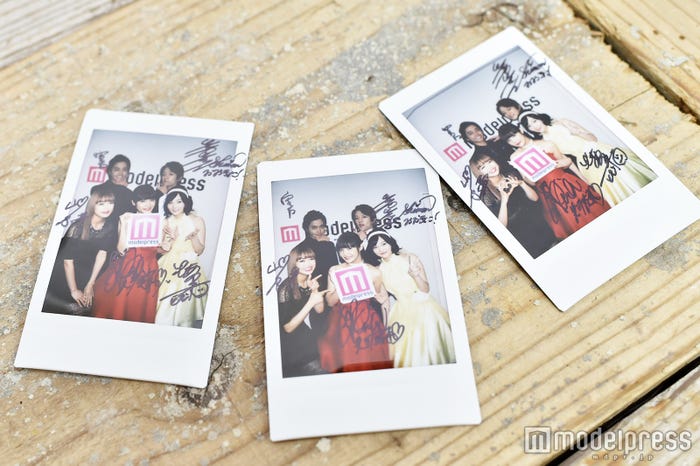 サイン入りチェキ(C)モデルプレス