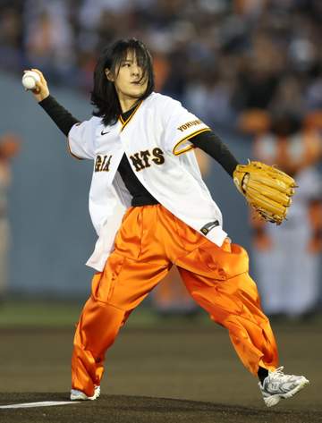 巨人戦 群馬県出身の井森美幸が始球式「200球近く」練習も悔しいワンバン投球 「調整失敗（笑）」
