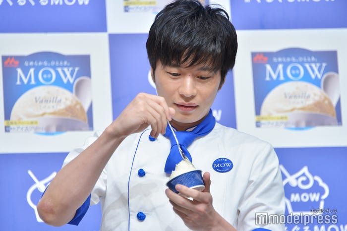 アイスをぐるぐるする田中圭(C)モデルプレス