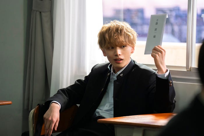 宮世琉弥「遺書、公開。」(C)2024 映画「遺書、公開。」製作委員会(C)陽東太郎/SQUARE ENIX