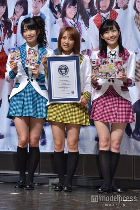 制服姿で登場したAKB48メンバー（左から：横山由依、高橋みなみ、渡辺麻友）