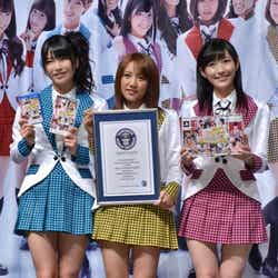 制服姿で登場したAKB48メンバー(左から:横山由依、高橋みなみ、渡辺麻友)
