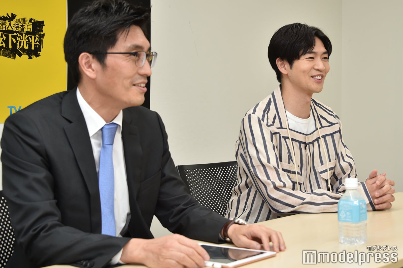 記者の質問に答える小原一隆プロデューサー、松下洸平（C）モデルプレス