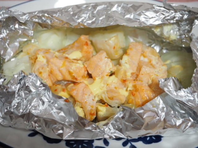 サーモンポキのアレンジレシピのホイル焼きの写真