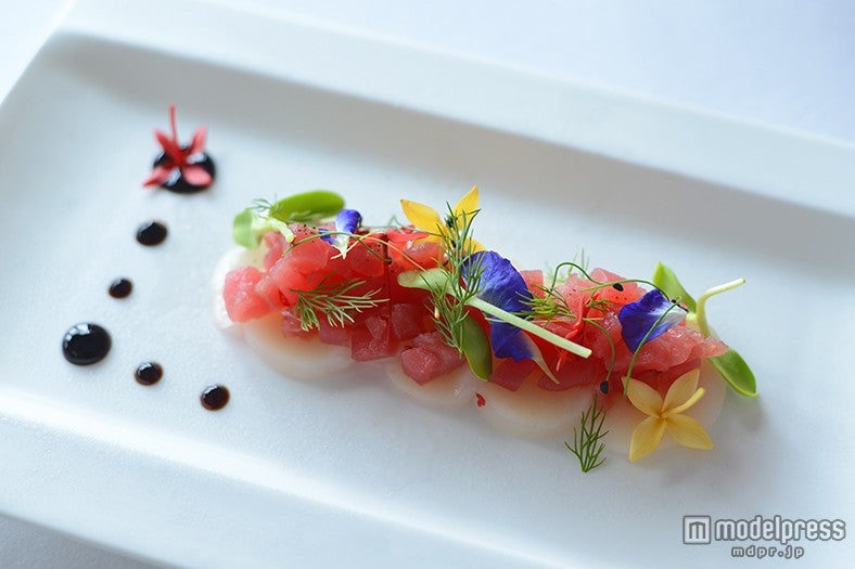 新鮮な帆立のカルパッチョにエディブルフラワーを散らした「Tuna Tartare and Scallop Carpaccio」450バーツ（約1，300円）