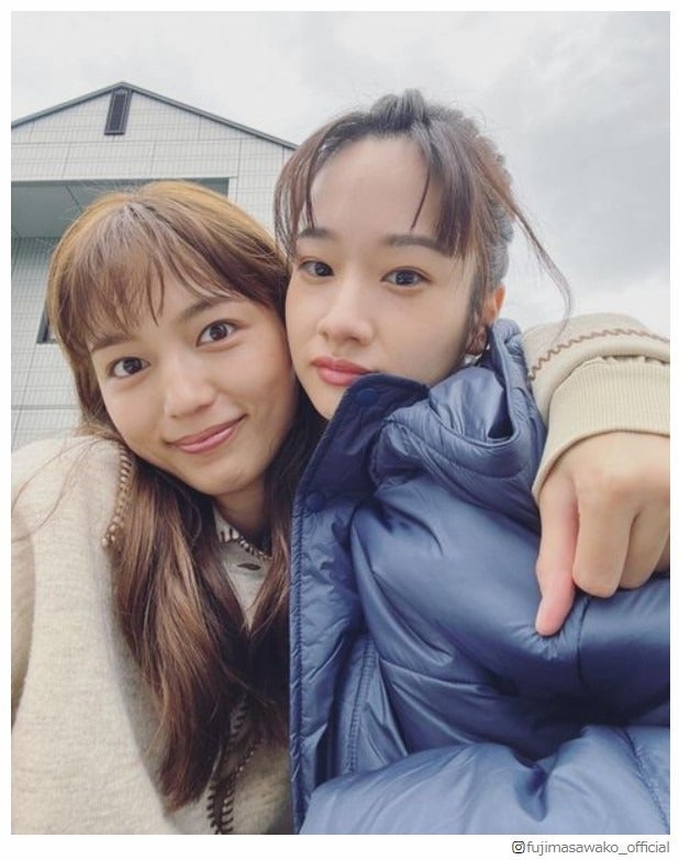 「silent」“川口春奈とリアル同級生”で話題・藤間爽子、密着2ショット公開「美女2人」「可愛すぎて眼福」と反響