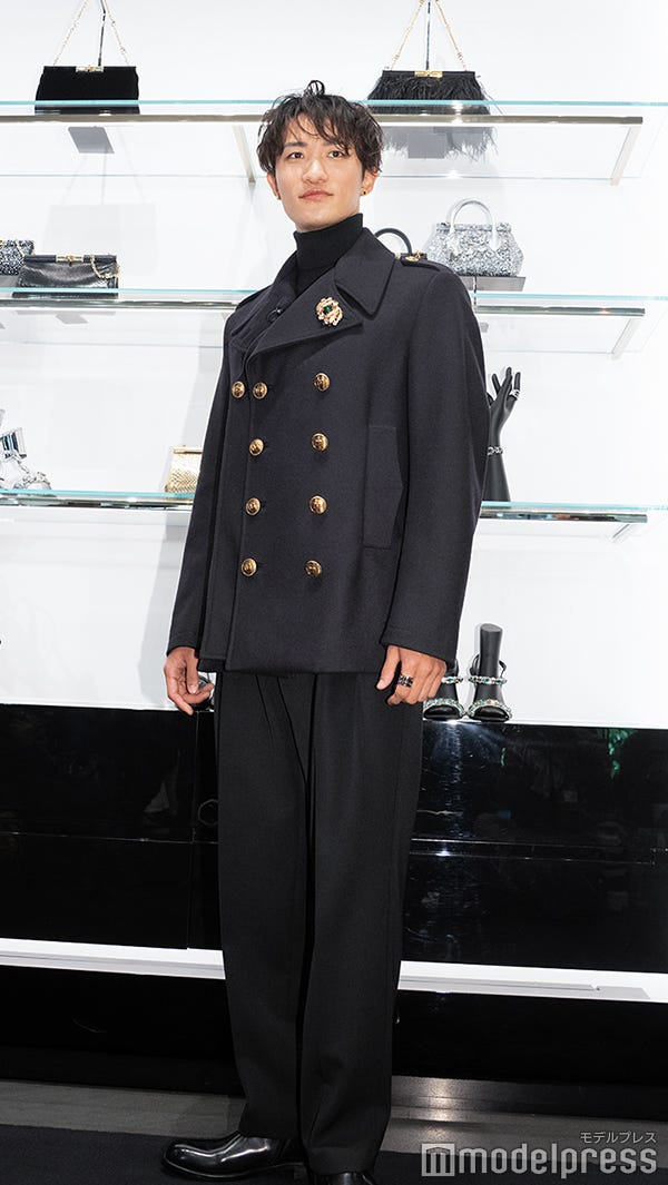 150万超えのアイテムを身をまとい登場した岩本照(C)モデルプレス