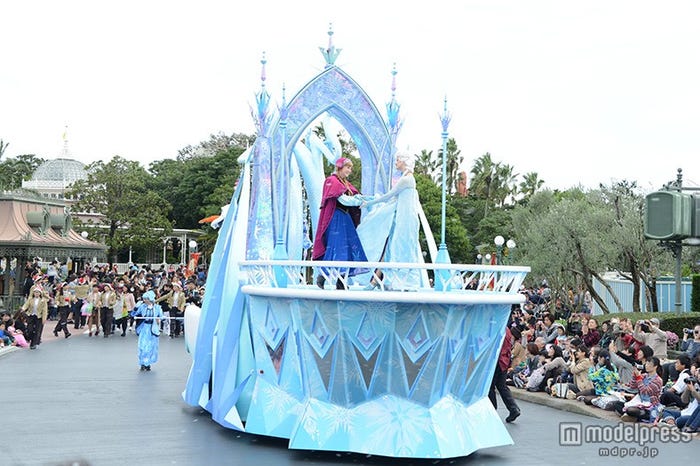 「ディズニー・クリスマス・ストーリーズ」雪と氷の世界のフロート