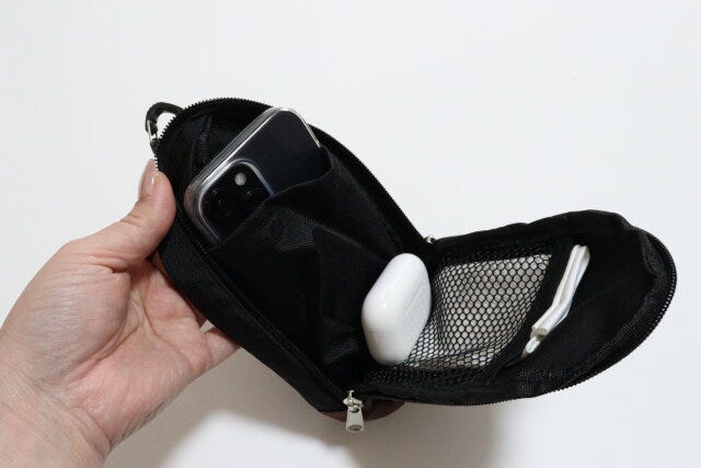ダイソー リュック用小物ポーチ ダイソーのスマホとワイヤレスイヤホンが入るリュック用小物ポーチ