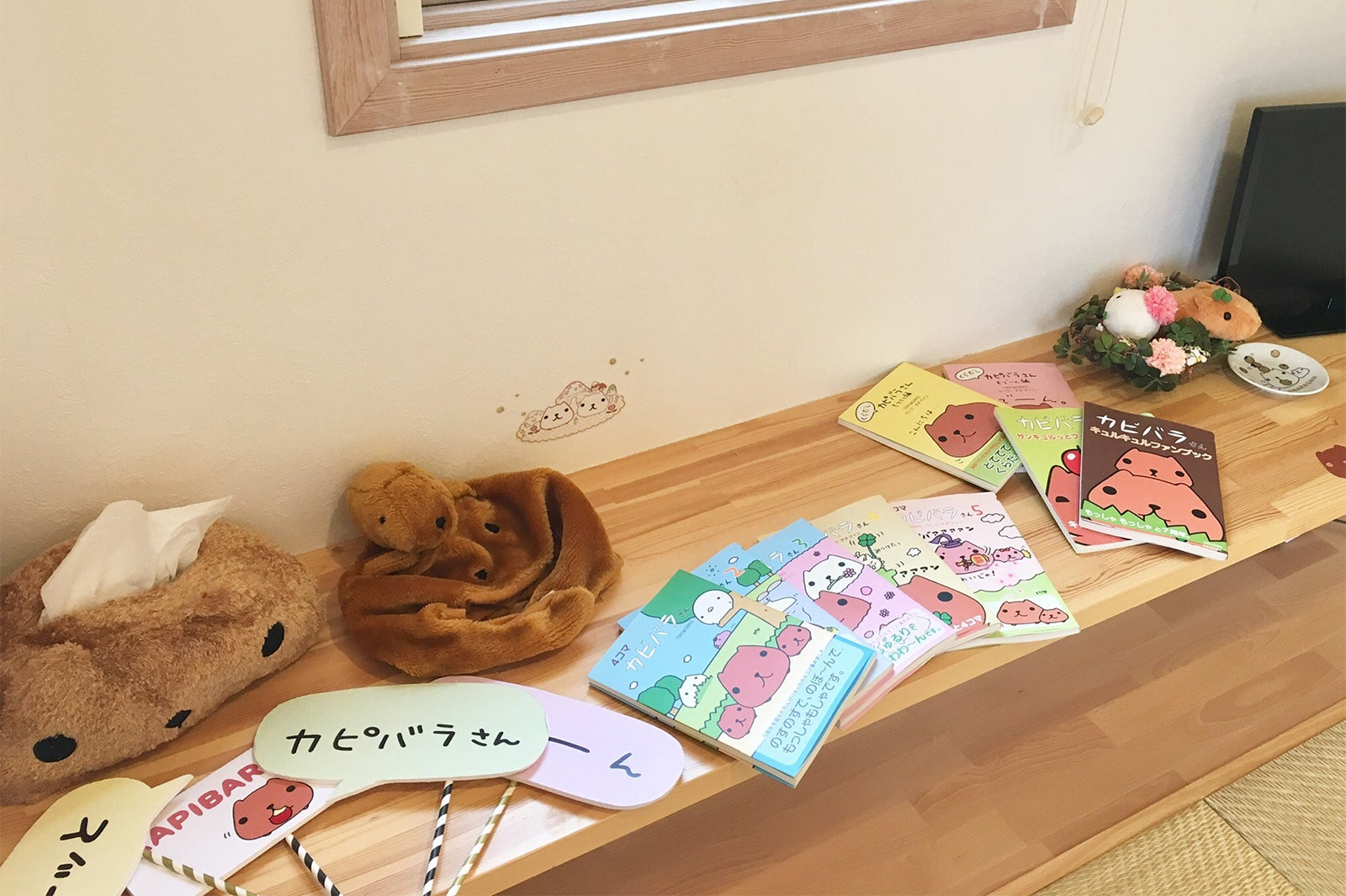 記念撮影時に役立ちそうなグッズもいっぱい（C）TRYWORKS