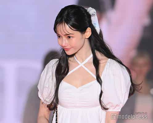 日本デビューの韓国女優ハ・ヨンス、純白ワンピースで美デコルテ披露<関西コレクション 2023 S/S>
