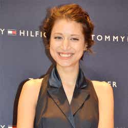 「トミー ヒルフィガー表参道店」のオープニングイベントに登場したマリエ